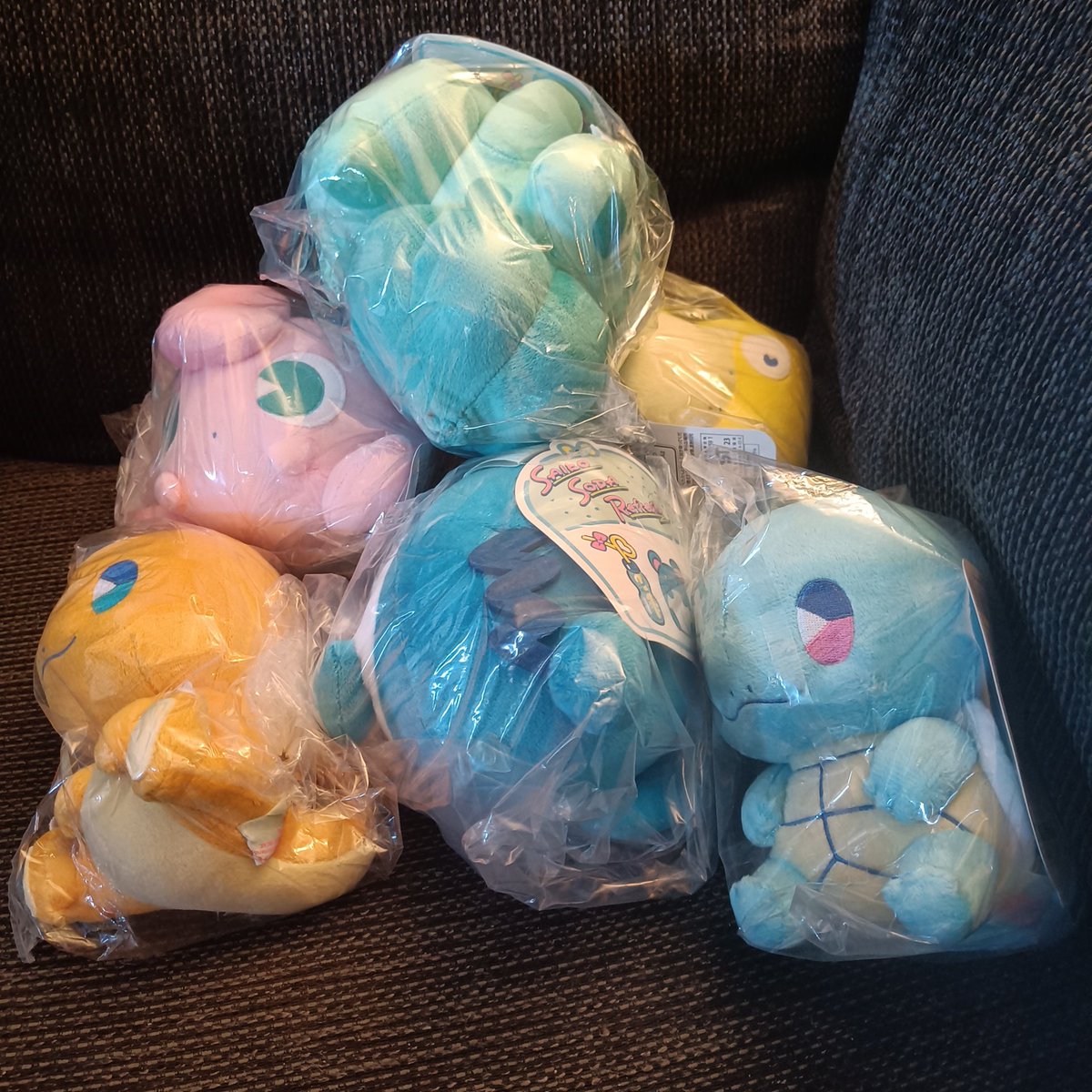 Chiko_Charm's tweet image. Gotta love these Saiko Soda  plushies🥰 
#Pokemon #PokemonPlush #PokemonCenter #SaikoSoda #Bulbasaur #Charmander #Squirtle #Marill #Psyduck #Jigglypuff