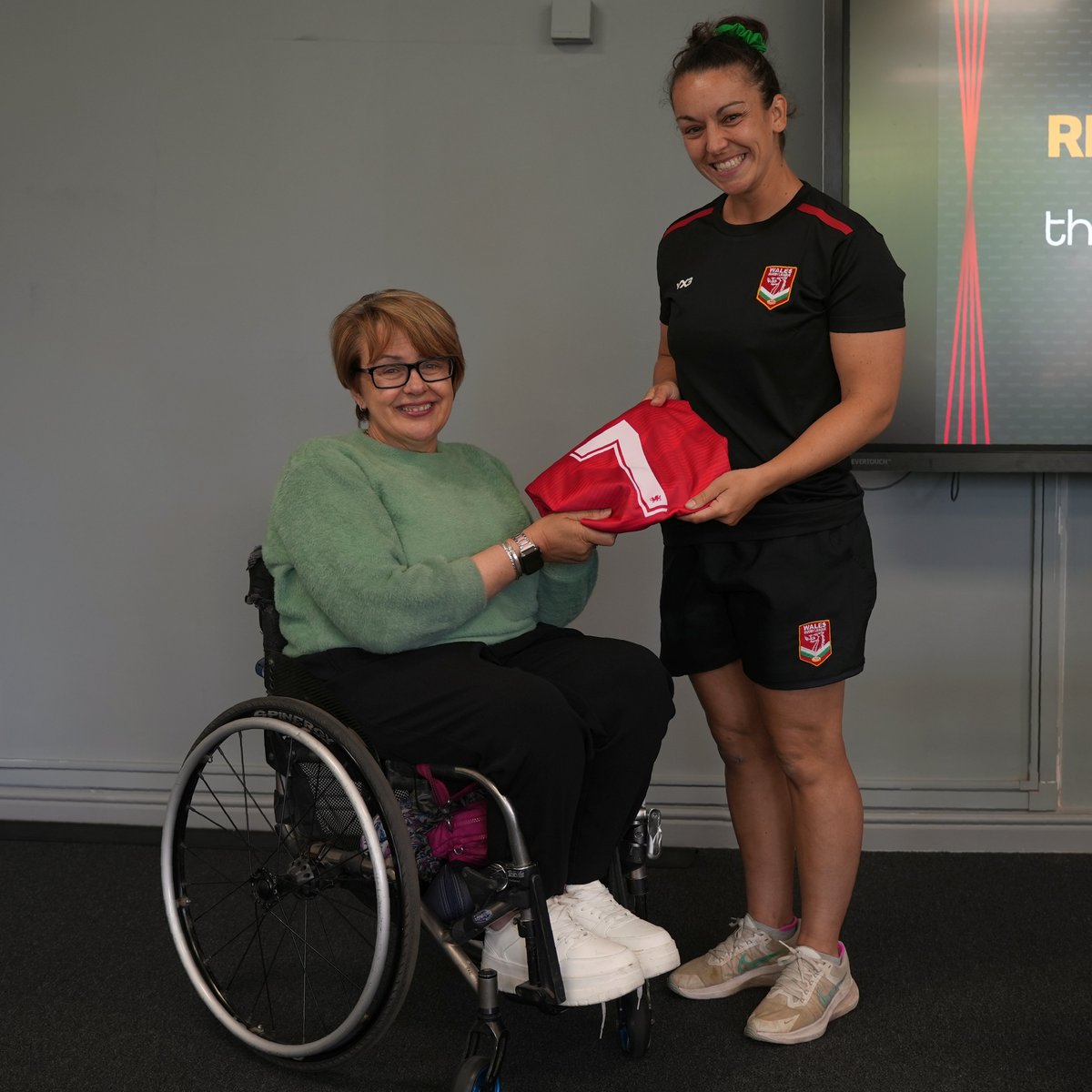 WalesRugbyL's tweet image. A very special guest on the eve of Saturday's decisive World Cup qualifier.

Welsh sporting legend, @Tanni_GT spoke with the squad and presented players with their match shirts ahead of the match in Netherlands.

Watch live on YouTube at 3pm BST.

#RedThread | @PenalltaPhoto