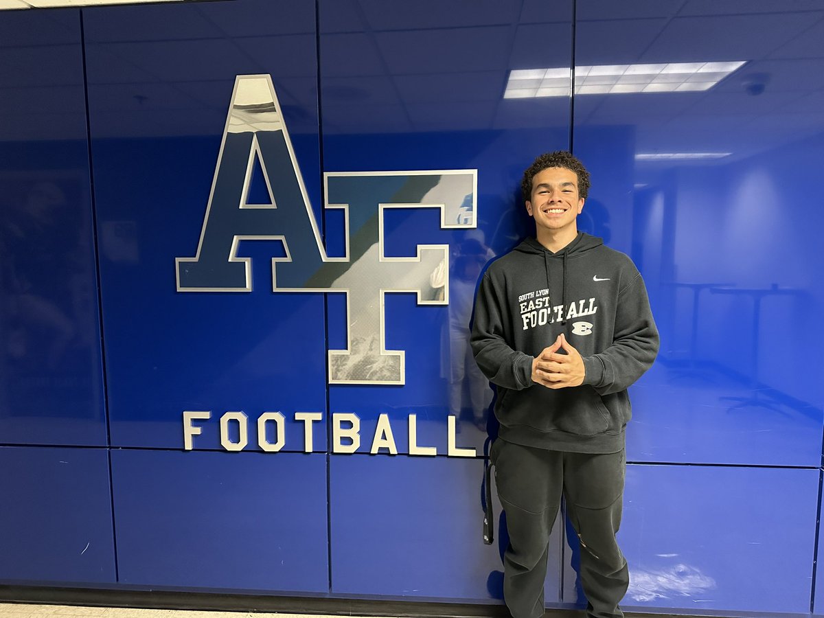 m1keyac's tweet photo. Had a great time at @AF_Football I met some great coaches and had a great introduction with the Air Force Coaching staff. Thank you for having me. @CoachToppSLEHS @coach_nowicki @CoachPipes1 @CoachNickToth @CoachTCalhoun #FlyFightWin GO FALCONS! https://t.co/y91sVJ9yGG