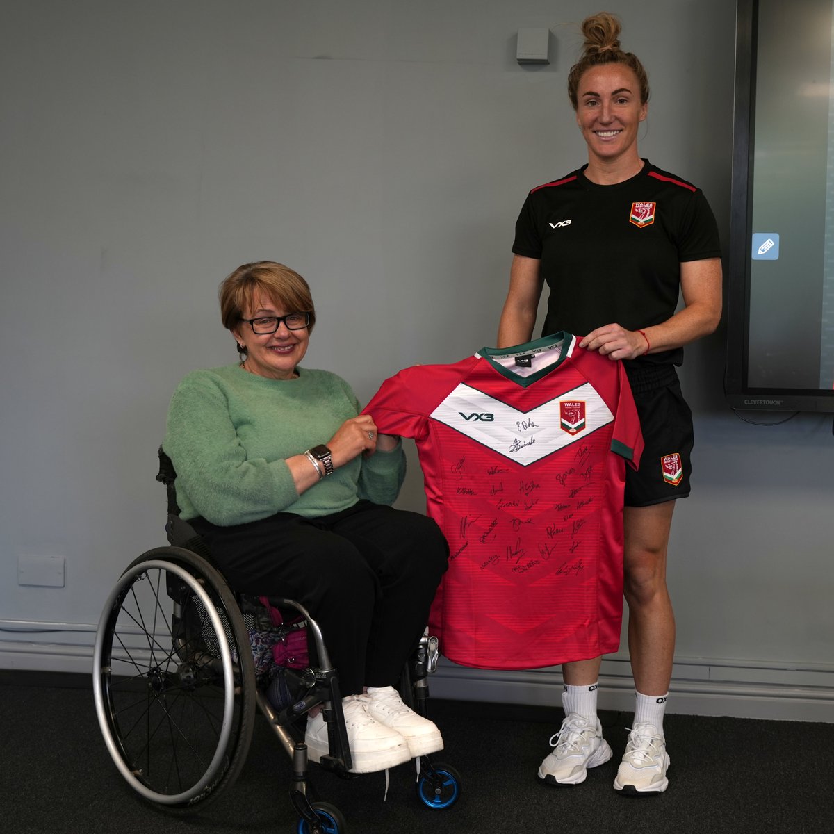 WalesRugbyL's tweet image. A very special guest on the eve of Saturday's decisive World Cup qualifier.

Welsh sporting legend, @Tanni_GT spoke with the squad and presented players with their match shirts ahead of the match in Netherlands.

Watch live on YouTube at 3pm BST.

#RedThread | @PenalltaPhoto