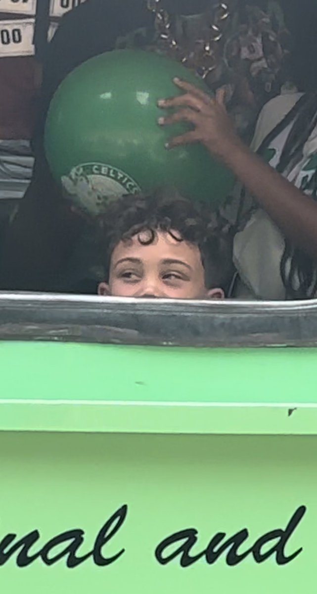 michael_sjj's tweet photo. deuce looking for embiid’s rings https://t.co/aVKxuTOSxP