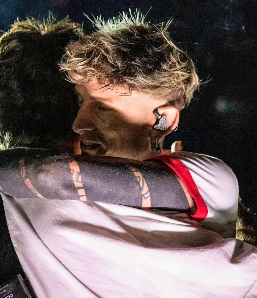 xEtherealMGKx's tweet photo. Loving more from mgk and the performance with Third Eye Blind
Such a great surprise today 🫶
📸 @thirdeyeblind @colsoncontent
#mgk #est #thirdeyeblind #est19 #mgkest https://t.co/b9pBElN1vq