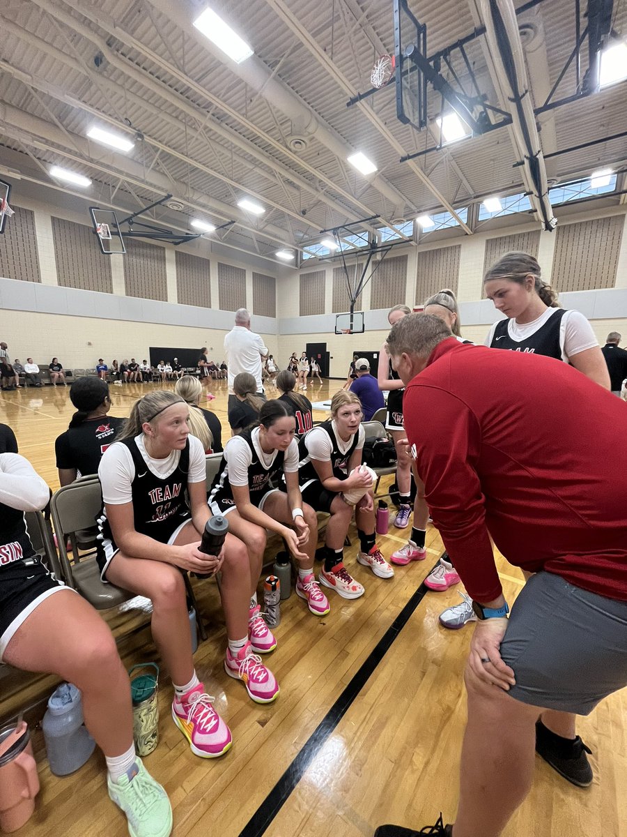 Going to OVERTIME for 17u Red vs Minnesota Rise Jeddeloh!

<a href="/Arabellejk1/">Arabelle Kniseley</a> with the buzzer beater to send it to overtime!