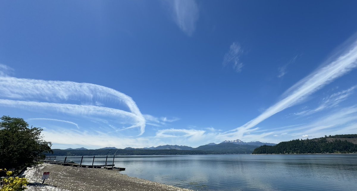 RepThomasMassie's tweet image. Interesting cloud activity here in the Pacific Northwest today. 🤔