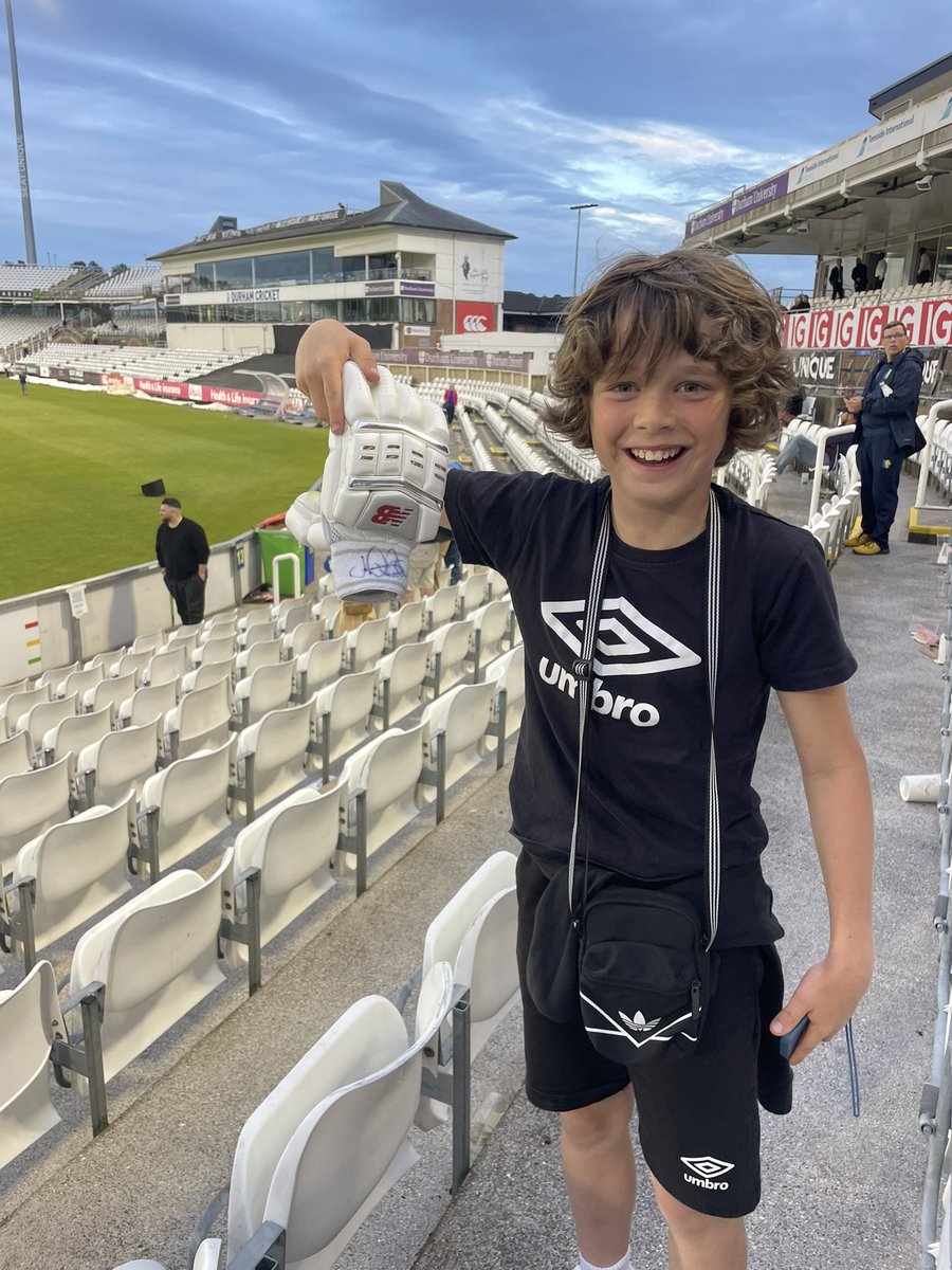 leaforbeshunt's tweet photo. One very happy boy - absolutely buzzing @root66 gave him his gloves and signed them for him. How lovely - What a gent 🏏🙏🏻 https://t.co/1pFRPKBQ5p