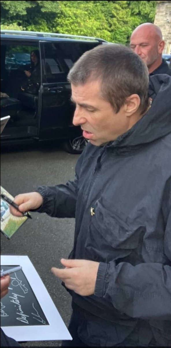liamgdaily's tweet photo. Liam Gallagher signing for fans in Glasgow  👑

📷Raymie Bor

#manofthepeople https://t.co/9r5Wruk0Q1