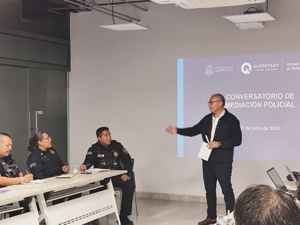 Dr_JuanMartinGT's tweet photo. Mi reconocimiento a los elementos de policía de proximidad de @SSPMCORREGIDORA  @SSPMQueretaro y @SSPMSJRQ 
por compartir sus experiencias acerca de cómo facilitar a los ciudadanos la solución de sus conflictos vecinales y el cumplimiento de acuerdos #justiciacívica https://t.co/oRFCES7gzR