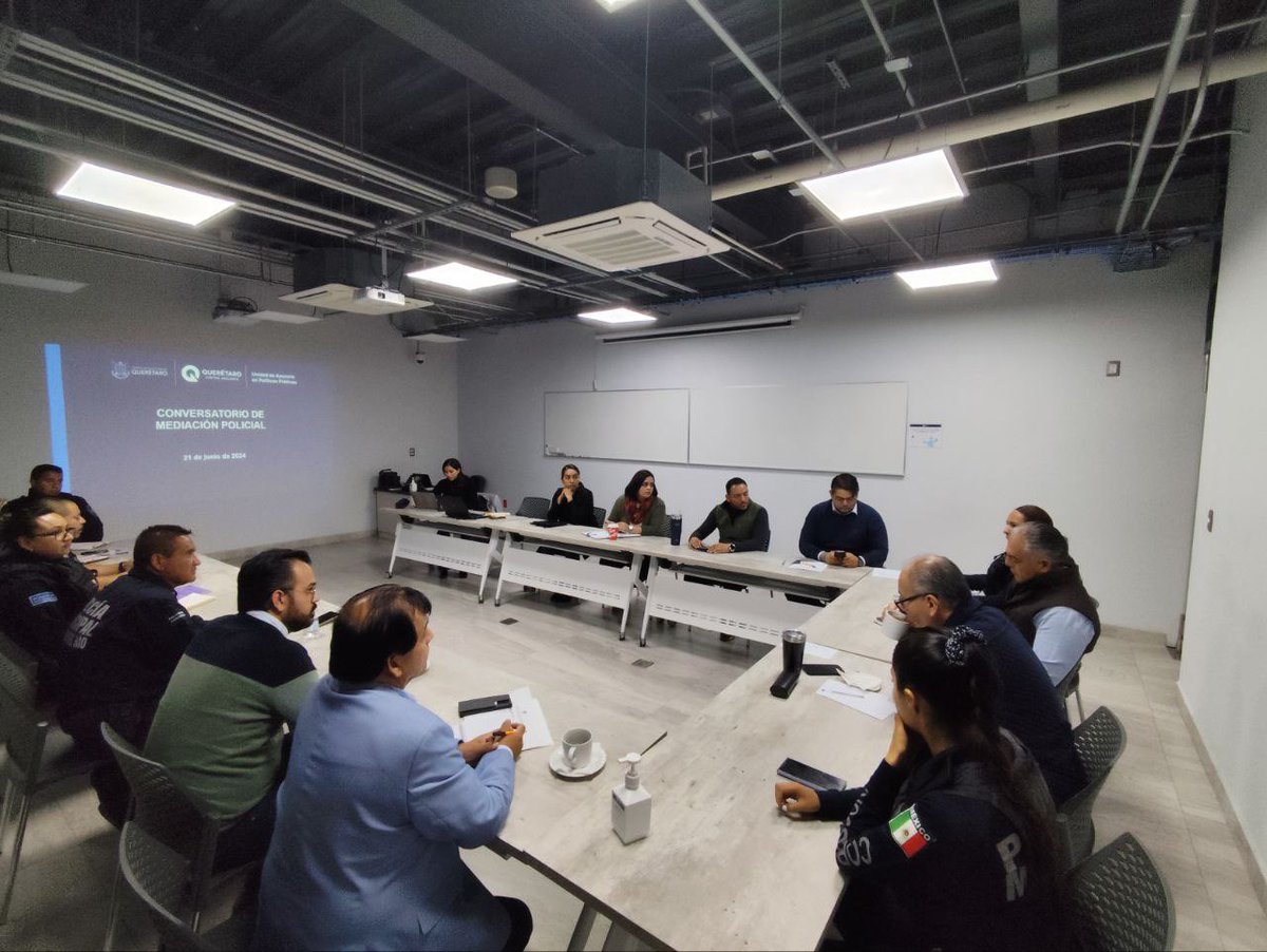 Dr_JuanMartinGT's tweet photo. Mi reconocimiento a los elementos de policía de proximidad de @SSPMCORREGIDORA  @SSPMQueretaro y @SSPMSJRQ 
por compartir sus experiencias acerca de cómo facilitar a los ciudadanos la solución de sus conflictos vecinales y el cumplimiento de acuerdos #justiciacívica https://t.co/oRFCES7gzR