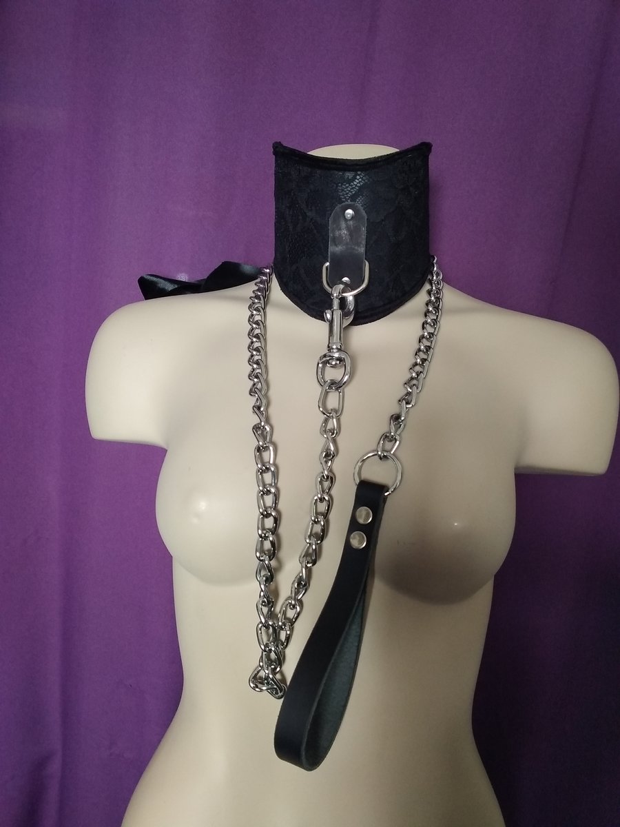 Collar postural modelo Kruzhevo realizado en cuero grueso de primera calidad con piquete soldado y adornos de encaje negro, filo de terciopelo negro y cierre estilo corsé con lazo.