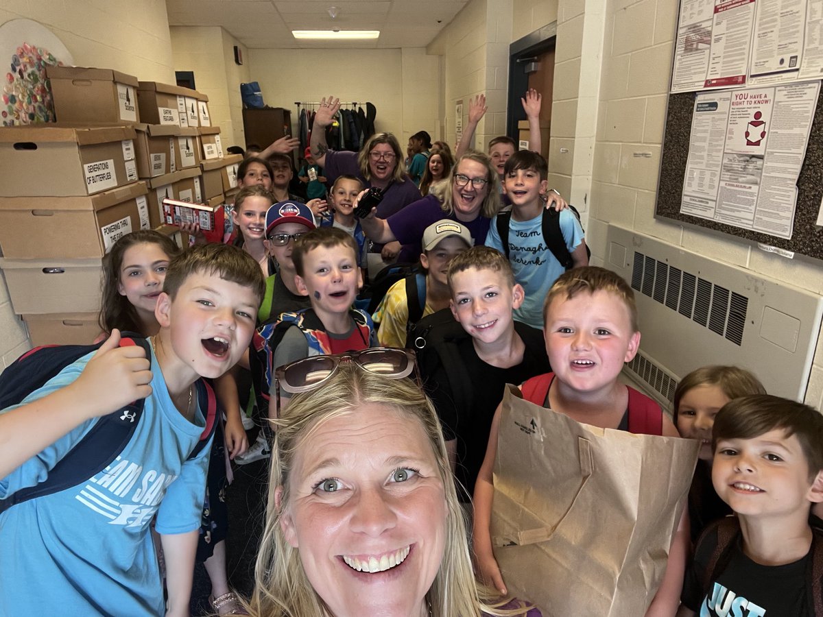That’s a wrap! Last day pick-up selfie. Great group right here! Have a fun and safe summer ⁦<a href="/NorthwoodElem1/">Northwood Elementary</a>⁩ ⁦<a href="/MPerkowski3/">MrsPerkowski</a>⁩ #northwoodproud