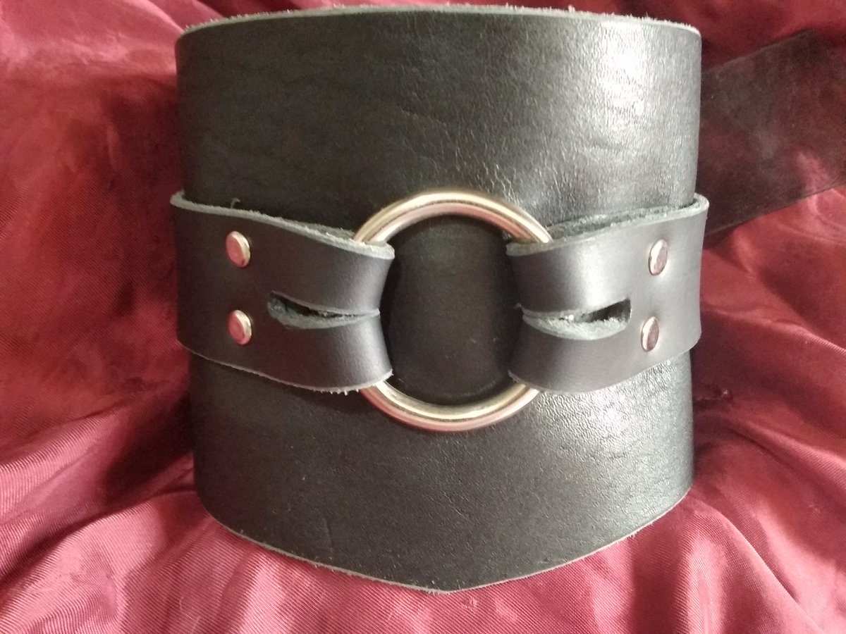 Precioso collar postural modelo Khranitel, realizado en cuero grueso de primera calidad y anilla soldada. Cierre estilo corsé con lazo negro.