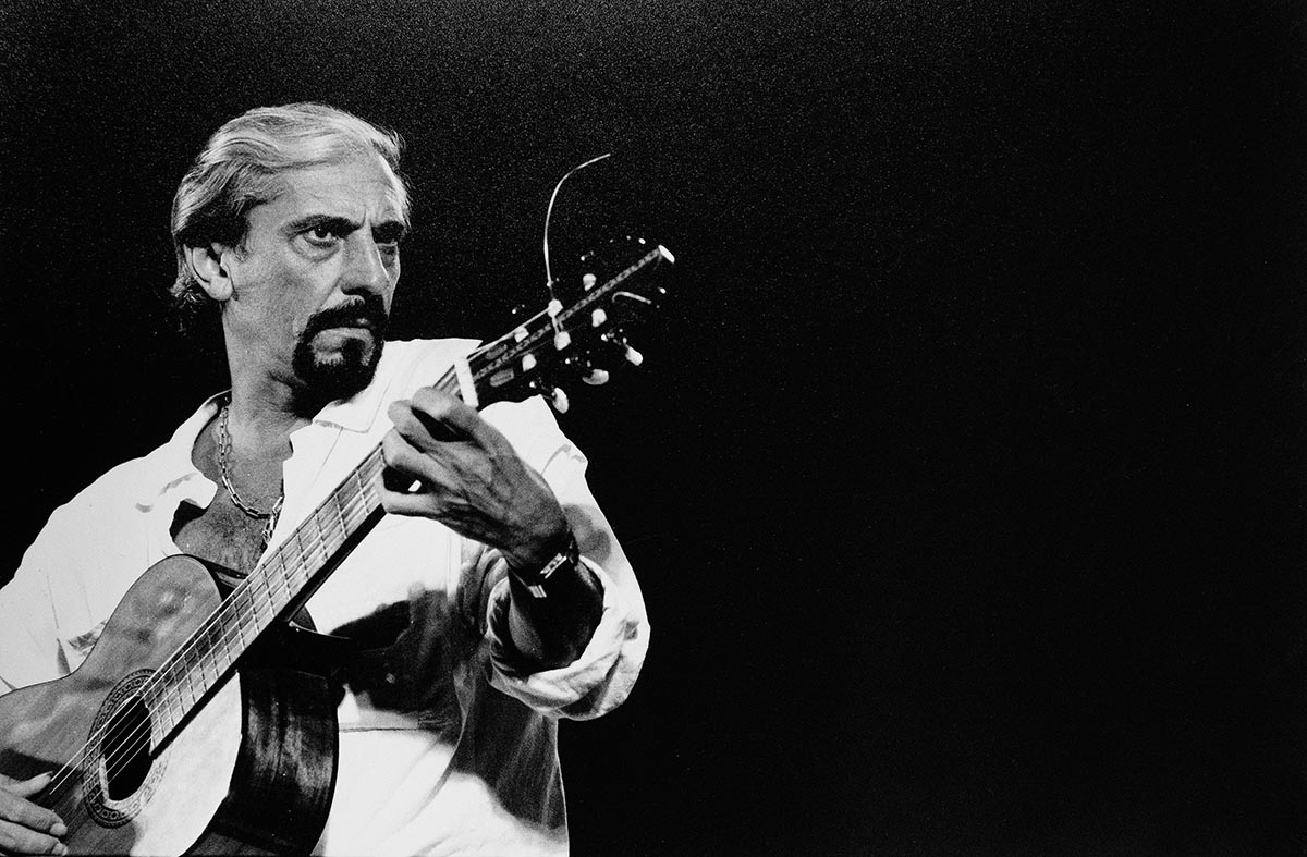 A los 80 años, falleció Pepe Guerra, cantautor y guitarrista olimareño, mitad del dúo más trascendente de la historia musical uruguaya En estas páginas vibra el recuerdo de su voz grave, su bordona poderosa, la creatividad y la ductilidad de Los Olimareños
i.mtr.cool/mgcpapsqtd