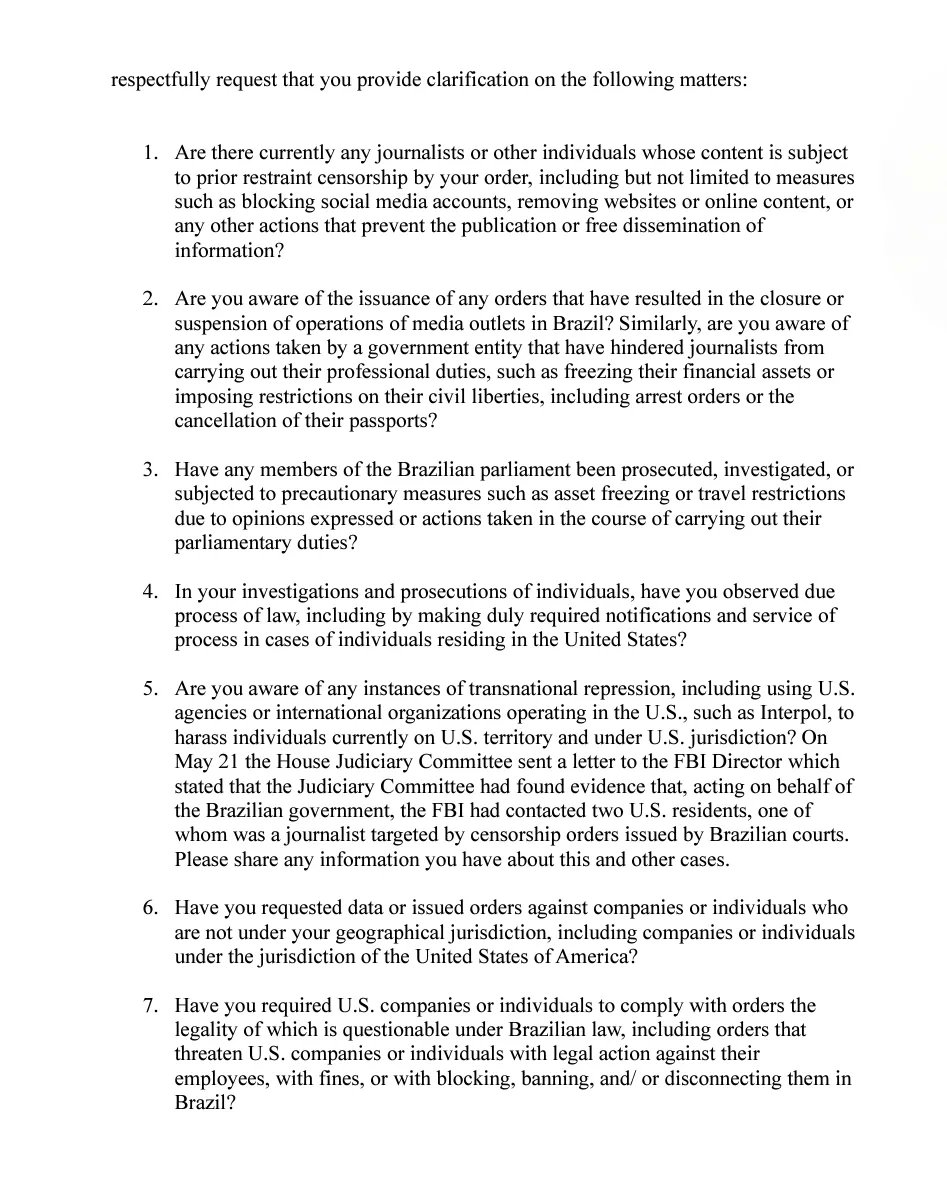 ZambelliCarla_'s tweet photo. URGENTE! 

Alexandre de Moraes é intimado a explicar possíveis violações de direitos humanos em dez dias a presidente da Subcomissão de Saúde Global, Direitos Humanos Globais e Organizações Internacionais do Congresso dos EUA!

O jornalista Paulo Figueiredo @pfigueiredobr comenta o conteúdo da carta e possíveis desdobramentos:

"O ministro foi intimado a responder a questionamentos sobre supostas violações de direitos humanos no Brasil. A intimação foi feita por meio de uma carta enviada pelo congressista Christopher H. Smith, presidente da Subcomissão de Saúde Global, Direitos Humanos Globais e Organizações Internacionais.

Na carta, Smith solicita esclarecimentos sobre uma série de questões, incluindo censura prévia, restrições a jornalistas e mídia, perseguição a parlamentares e possíveis violações de devido processo legal. O congressista também questiona se houve ações contra indivíduos ou empresas fora da jurisdição brasileira, especialmente nos Estados Unidos.

Smith, conhecido por ser o congressista mais antigo dos Estados Unidos, tem um histórico de apresentar projetos de lei bem-sucedidos que sancionam governos estrangeiros por violações de direitos humanos. Um exemplo notável é a legislação que ele propôs contra o governo da Bielorrússia.

O pedido de esclarecimentos surge após uma audiência pública realizada em 7 de maio, intitulada "Brasil: Uma Crise de Democracia, Liberdade e Estado de Direito?". Segundo Smith, os testemunhos apresentados na audiência forneceram "fatos e evidências credíveis e substanciados" sobre problemas relacionados à democracia e direitos humanos no Brasil.

A carta foi também enviada a outras autoridades brasileiras, incluindo os presidentes do Senado Federal, da Câmara dos Deputados, do STF e do TSE.

Smith afirma estar trabalhando em uma legislação relacionada a essas questões com outros membros da Câmara dos Representantes, ressaltando a urgência da resposta solicitada. Ele também enfatiza seu compromisso em fortalecer as relações entre os Estados Unidos e o Brasil.

Esta situação pode potencialmente impactar as relações diplomáticas entre os dois países e coloca em evidência as preocupações internacionais sobre o estado da democracia e dos direitos humanos no Brasil".

@pfigueiredobr  (para saber mais, acesse)