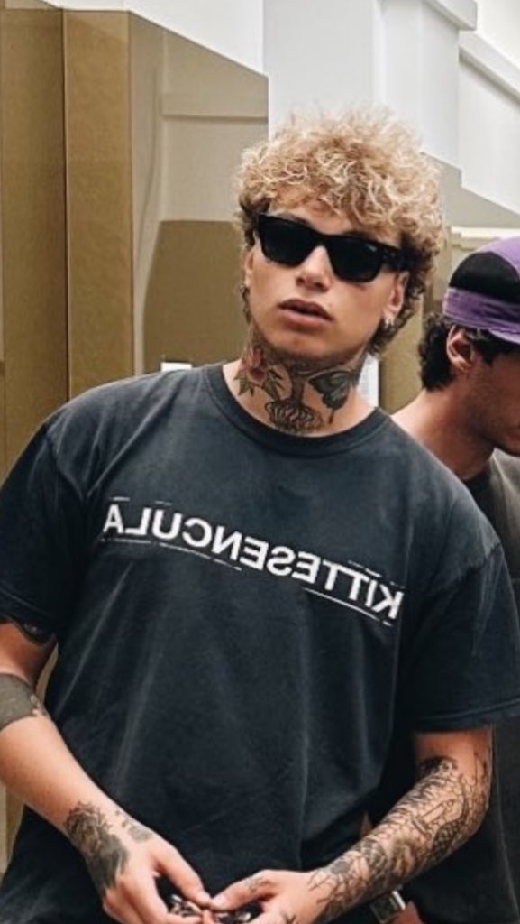 vitto_holdarah's tweet image. Quei due appena hanno questo questo due potenze #holden #sarah #ayle #lucia