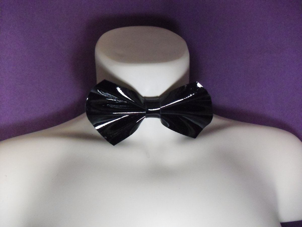 Preciosa pajarita de cuero charolado ideal para que la lleve el servicio.