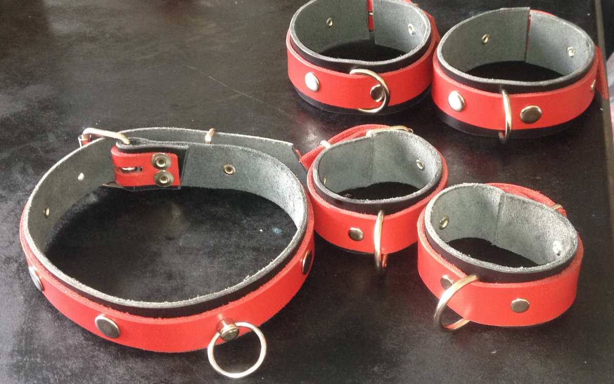 Precioso conjunto de collar, correa, muñequeras y tobilleras realizadas en cuero de primera calidad con piquetes y anillas soldadas. Hebillas de rodillo.