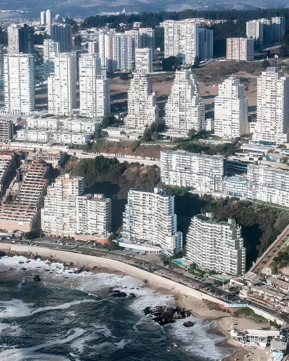andres20ad's tweet photo. No es el Estado quien construye en las dunas de Reñaca, los roqueríos de Concón o los humedales de Los Molles, es el MERCADO. En nombre de la libertad, los empresarios destruyen el ecosistema para llenarse los bolsillos a costa de destruir la naturaleza. Miserables codiciosos. https://t.co/tLkGo4d66E