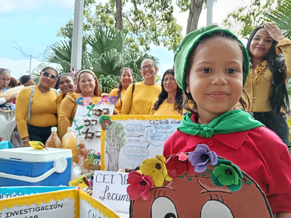 CDCEMcpioSucre's tweet photo. Sucre  a la vanguardia en proyectos  sostenibles y sustentables!
El parque Ayacucho de Cumaná , se llevó a cabo la Feria de  exposición de proyectos socioproductivos de las  las  instituciones educativas .
@NicolasMaduro
@_LaAvanzadora
@MPPEDUCACION

@KarenlyPSUV https://t.co/psBH10NyKO