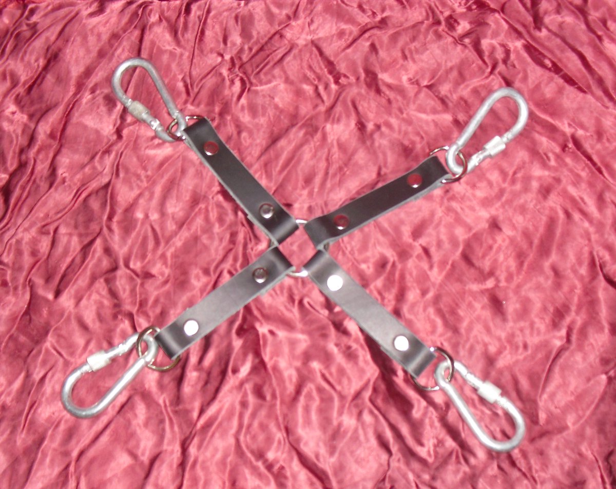 Aspa o X para inmobilizaciones elaborada en cuero de primera calidad con piquetes y anilla soldados. Mosquetones no incluidos.