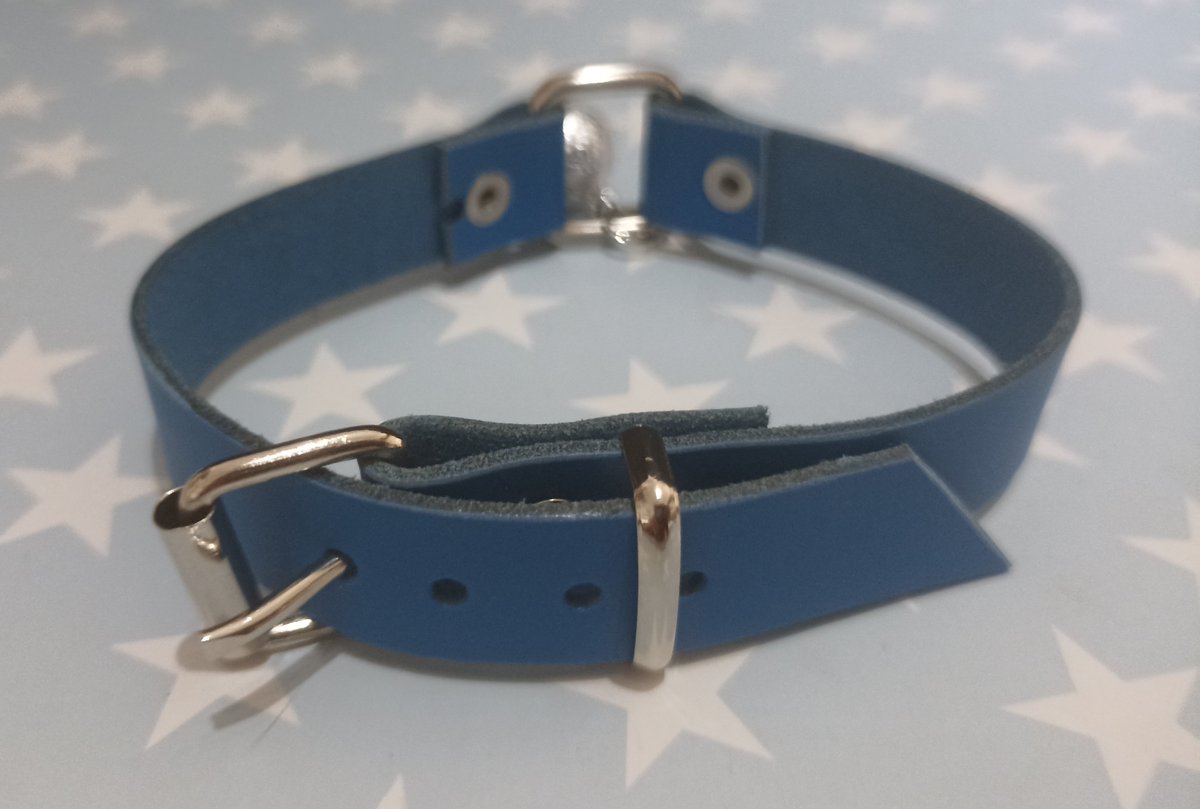 Precioso collar con anilla cuadrada y cascabel realizado en cuero de primera calidad.