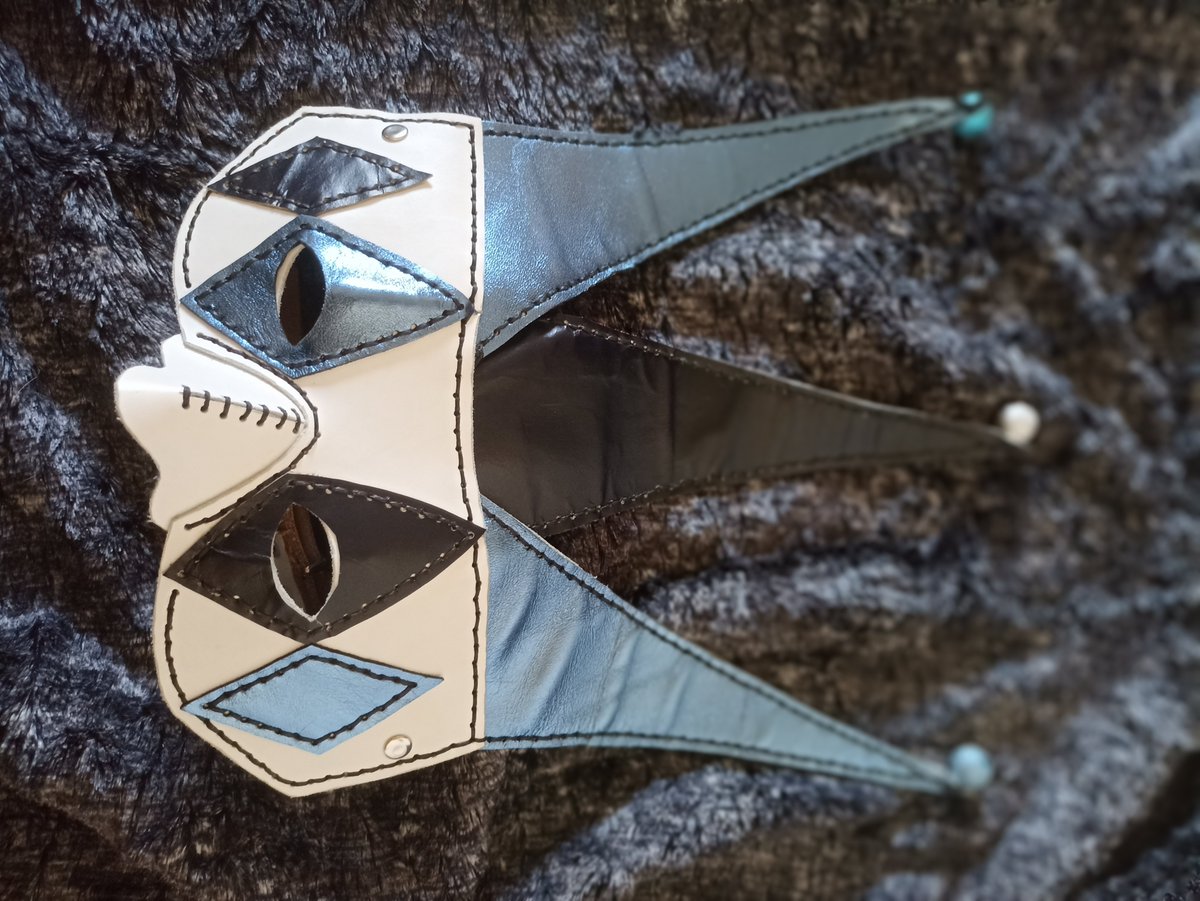 Antifaz Arlequín, elaborado en cuero de primera calidad con cascabeles en cada una de sus puntas.