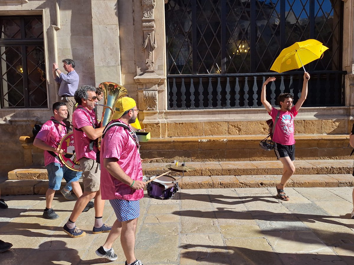 kika_coll's tweet image. Èxit de la II RUSCADA. Avui horabaixa els carrers han estat nostres...gra6 per fer crítica i reflexió a través del joc,la música,el sentit de l'humor i la bauxa! ...alerta,que ho tornarem a fer!