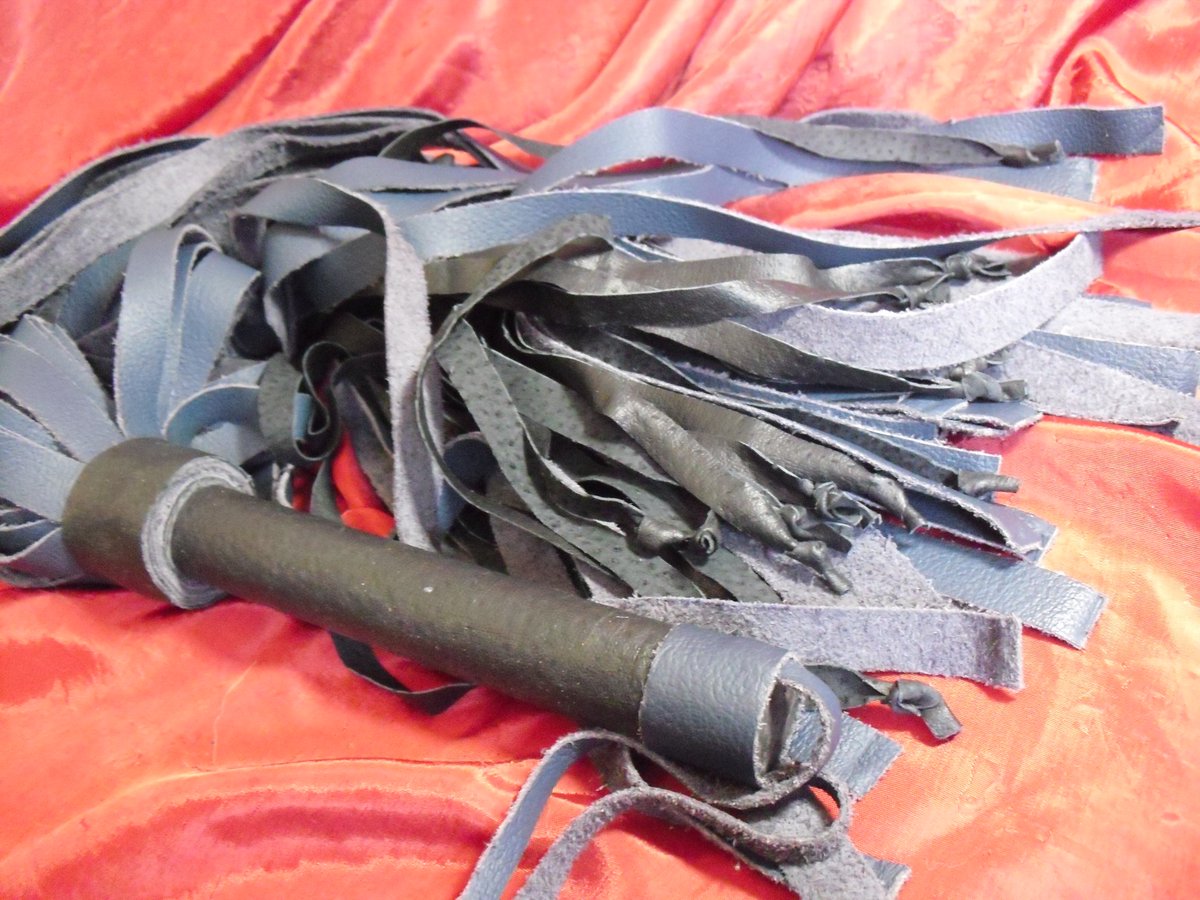 Flogger con dos tipos diferentes de grosor y rigidez de cuero, con nudos en las puntas para mayor impacto y contundencia