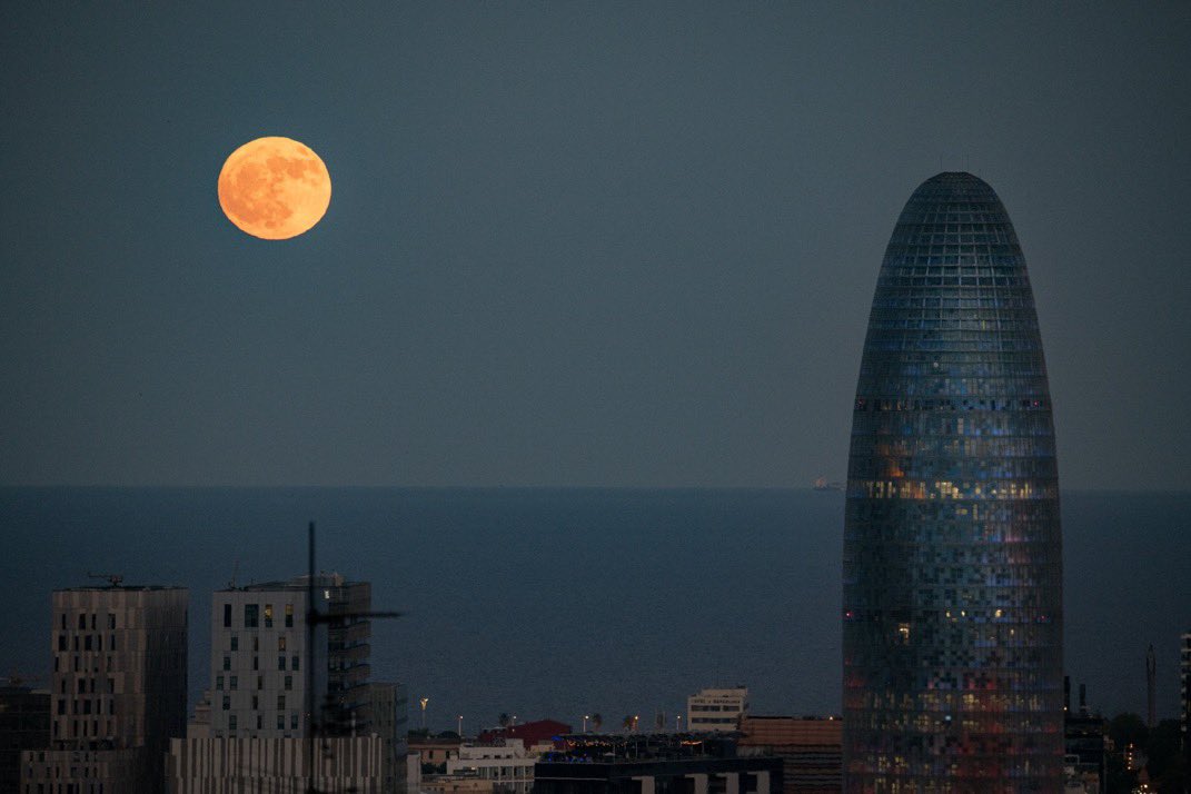 b4lduf4's tweet photo. Bona nit.

#barcelovers
📸 @Occat93 https://t.co/QXn8eADL0h
