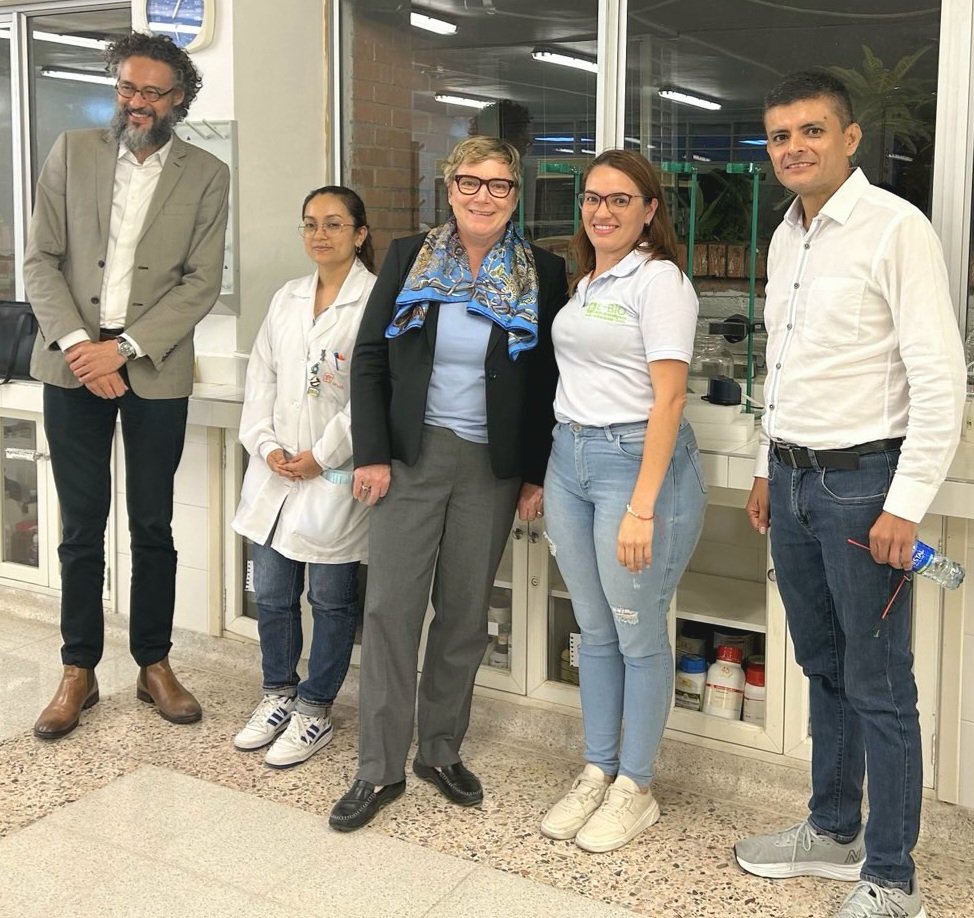 AlEmbajadora's tweet photo. Aproveché la oportunidad para darme una pasada por laboratorio de bioeconomía circular de la Universidad Nacional de Bucaramanga. Cuenta con el fomento del @bmbf_bund https://t.co/6GbsLRiTmh