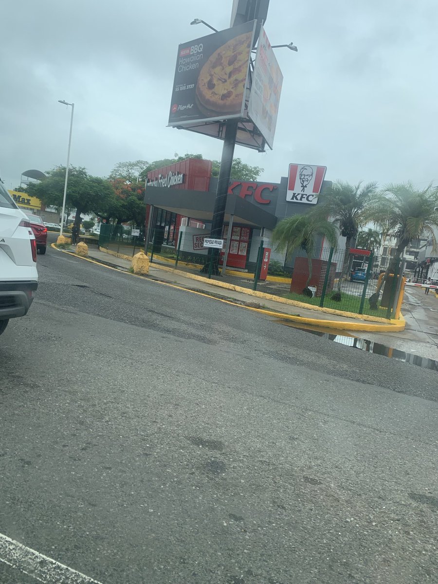 somarz's tweet image. Al fin se fueron los petroleros que le estaban haciendo huelga al KFC #trolltab