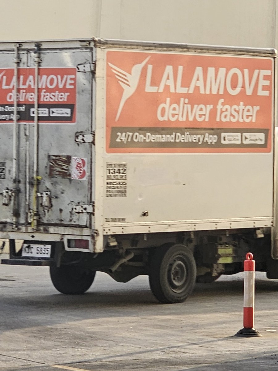 eRu_Chi's tweet image. Nagbayad kami Ng extra para sa extrang tao magbubuhat ng mabibigat na delivery (LED SCREENS) tapos ayaw tumulong nung hired helpers? (Driver and 1 extra person) AND THEN my dad, 60 yrs old, had to carry MOST of it?? #LALAMOVE your people are so incompetent. Disappointing.