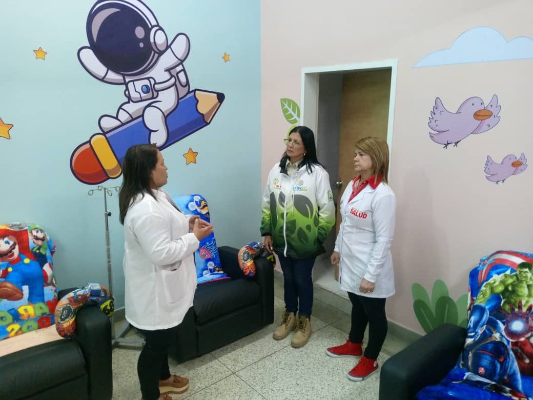 #Entérate📍|| Desde el HCM, Gobernadora <a href="/Soykarinacarpio/">Karina Carpio</a> junto a la Autoridad Única de Salud <a href="/DraShirleySalud/">Dra. Shirley Hernández</a> y la directora del Centro Hospitalario Dra. Maribel Núñez; realizan la supervisión y entrega de la sala Hemato-Oncológica Infantil, 

#Aragua 
#DeLaManoConMaduro