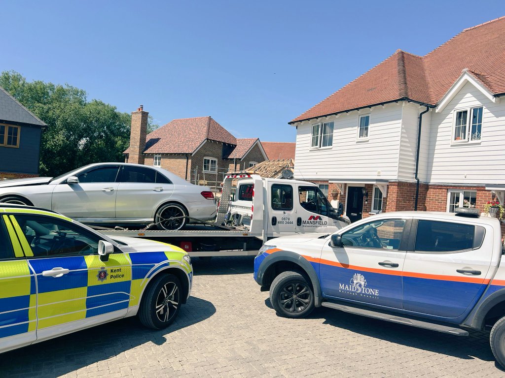 KentPoliceRural's tweet photo. Rural Task Force assisting @maidstonebc waste team, in locating this offending vehicle, involved in a number of #FlyTips across the district.
#KeepKentClean
#PartnershipWorking AV https://t.co/kyeEBCBJYm