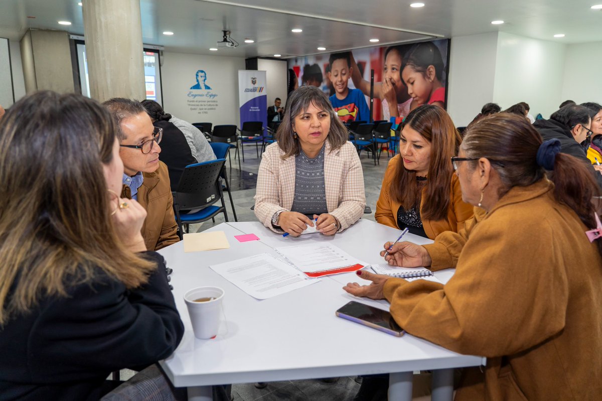 Educacion_Ec's tweet photo. HOY | Gracias al trabajo en conjunto con @EduSuperiorEc, @ces_ec y la Junta de Política y Regulación financiera, se realizó el taller de “Inserción de Educación Financiera en el Currículo Nacional”, dirigido a docentes de Emprendimiento y Gestión y representantes de las organizaciones públicas y privadas, donde participó el viceministro de Educación, @pepejos66.

El objetivo es fortalecer la formación integral financiera, de manera flexible y contextualizada, además nos permitirá:

✅ Obtener contenidos validados de la realidad ecuatoriana.
🤝 Afianzar la alianza público-privada de forma participativa.
🔹 Socializar los avances en las inserciones curriculares de Educación Financiera.
🙋🏻‍♀️ Generar un compromiso de las organizaciones para promover la educación financiera.

#ElNuevoEcuadorResuelve