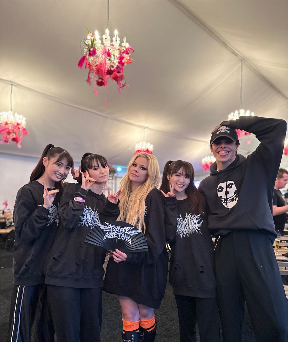 BABYMETAL (@babymetal_japan) on Twitter photo Thank you for coming to"Pinkpop Festival❤️🔥
Thank you <a href="/AvrilLavigne/">Avril Lavigne</a> <a href="/yungblud/">YUNGBLUD</a> 🦊🦊🦊
#BABYMETAL <a href="/pinkpopfest/">Pinkpop festival</a> Thank you for coming to"Pinkpop Festival❤️🔥
Thank you <a href="/AvrilLavigne/">Avril Lavigne</a> <a href="/yungblud/">YUNGBLUD</a> 🦊🦊🦊
#BABYMETAL <a href="/pinkpopfest/">Pinkpop festival</a>