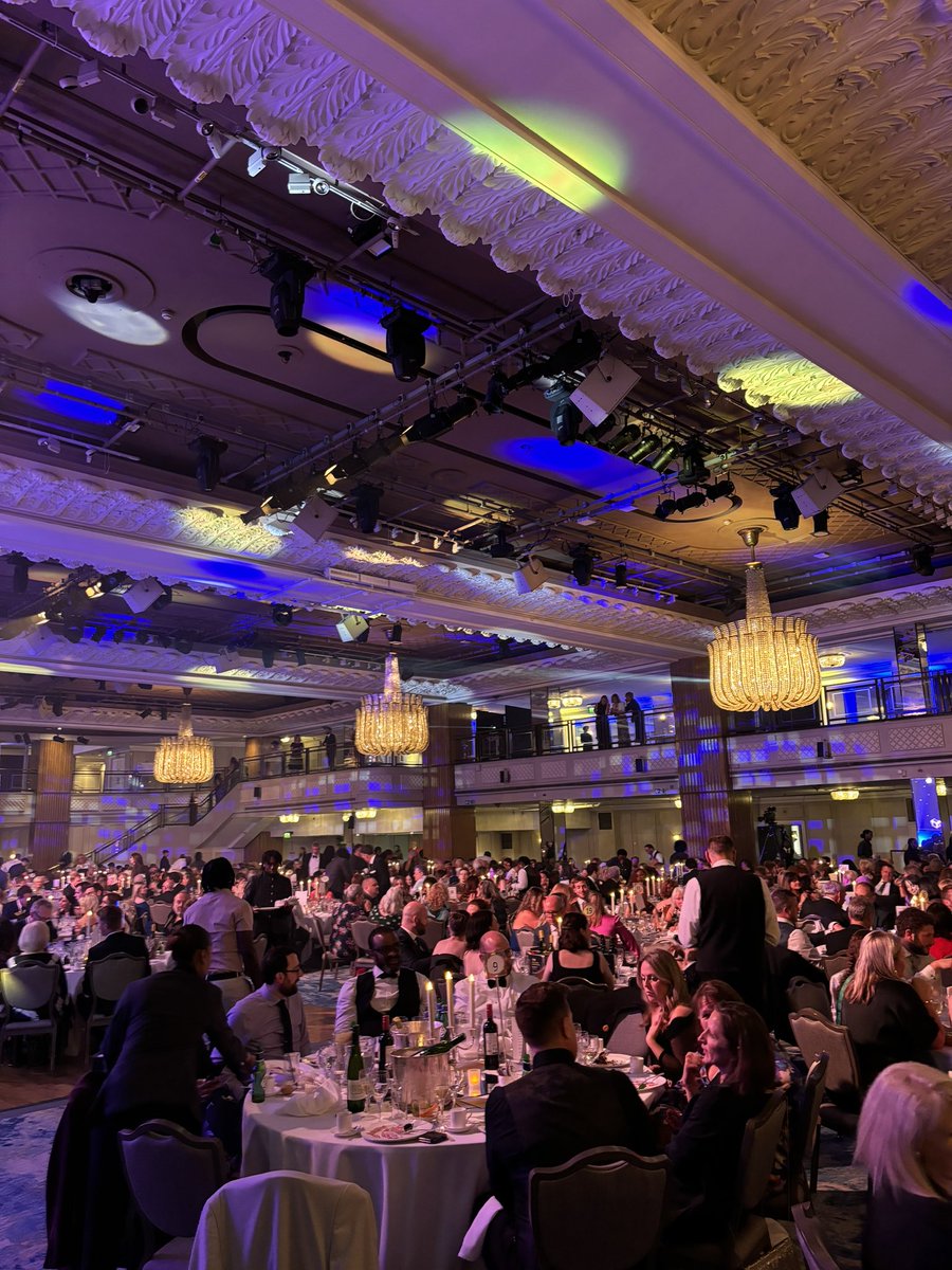 A privilege to present the @Tesforteachers award for Excellence in Creative Arts tonight to <a href="/StMungosFalkirk/">St Mungo's HS</a> - so well deserved &amp; huge congratulations to all the nominees keeping the arts thriving in their schools. 
#TesAwards