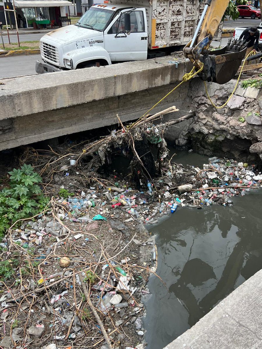 NDP_Noticias's tweet image. Desde enero, el personal de #Sapasac ha retirado alrededor de 300 toneladas de residuos, incluyendo llantas, plásticos, ramas y muebles. Estas labores de limpieza se llevan a cabo de manera constante para prevenir posibles inundaciones.

Más información: ndpnoticias.com.mx/?p=3807