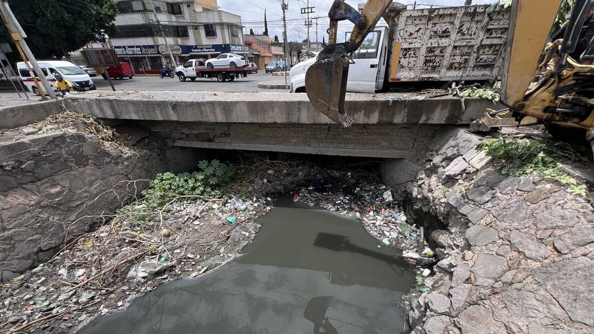 NDP_Noticias's tweet image. Desde enero, el personal de #Sapasac ha retirado alrededor de 300 toneladas de residuos, incluyendo llantas, plásticos, ramas y muebles. Estas labores de limpieza se llevan a cabo de manera constante para prevenir posibles inundaciones.

Más información: ndpnoticias.com.mx/?p=3807
