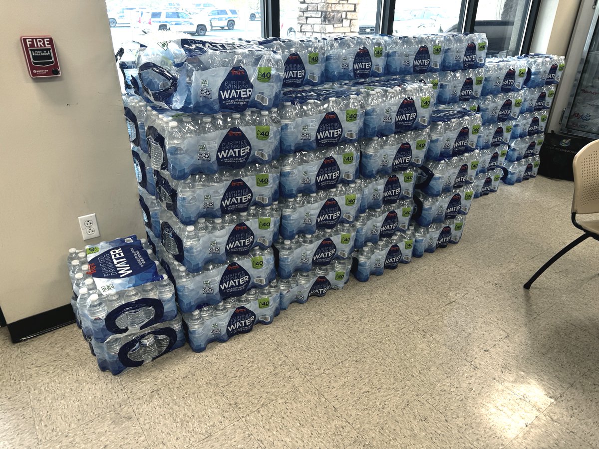 PhoenixPolice's tweet photo. As the summer grows hot, hydration is a priority. #PhoenixPD would like to thank the community for recent donations of water to the Black Mountain and Cactus Park Precincts.
#PHXPD #PHXPDCactusParkPrecinct #PHXPDBlackMountainPrecinct #community https://t.co/WF7JyHsz0G