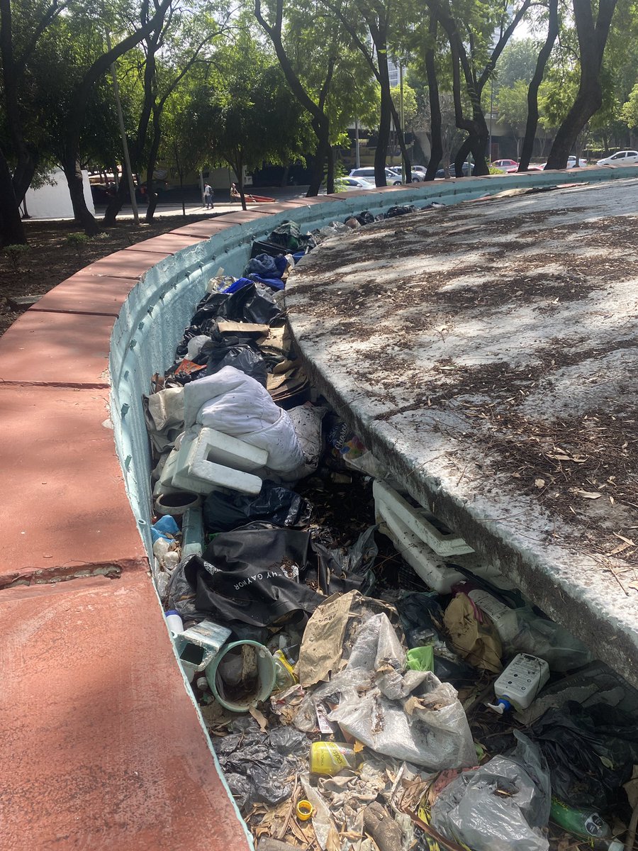 Joelduranc's tweet photo. @AlcaldiaMHmx acá se necesita limpieza… Ejército Nacional y Mariano Escobedo. @PolancoUnidoAC https://t.co/ioHqWQcyr0