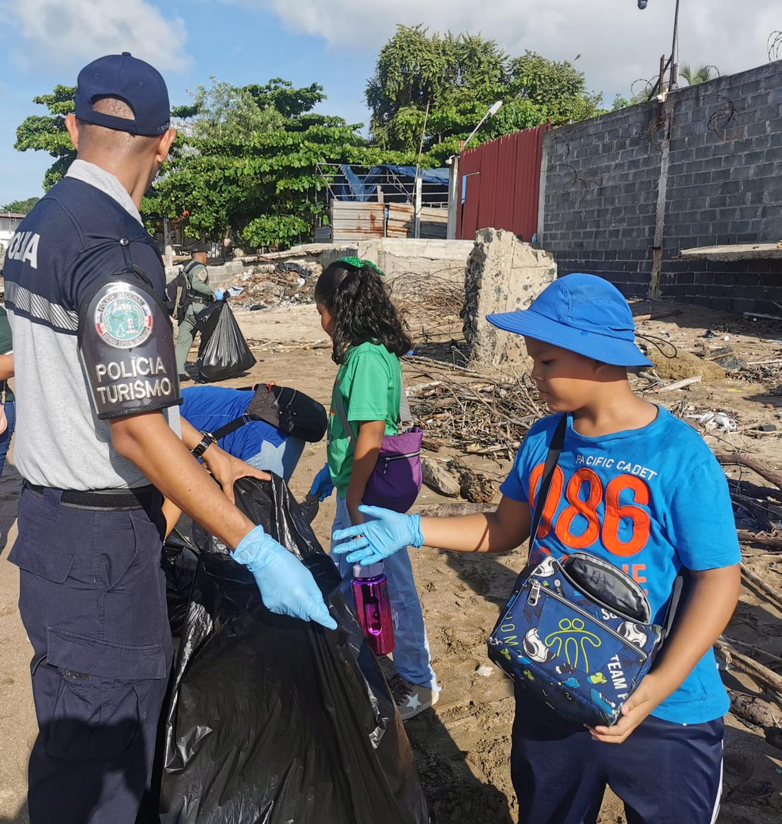 policiadepanama's tweet photo. Como parte de las acciones preventivas en conmemoración al Mes de los Recursos Naturales, unidades de la #DINAPART junto a los niños y niñas de la Escuela Bilingüe de Veracruz, realizaron una Jornada de Limpieza de playa. https://t.co/58jdNSS5bS