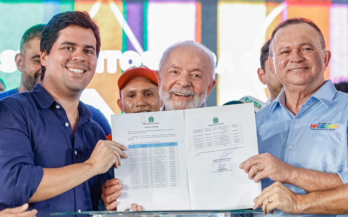 LulaOficial's tweet photo. Nós viemos à querida São Luís, no Maranhão, para fazer o que vocês me elegeram para fazer: trazer investimento, emprego, renda e mais qualidade de vida. Hoje, anunciamos várias medidas do Novo PAC para o Maranhão, com mais de R$ 59 bilhões em obras. Dentre elas estão a extensão da Avenida Litorânea de São Luís até São José de Ribamar, com a criação de faixas exclusivas para o transporte público, a construção de espaços esportivos comunitários em 23 municípios maranhenses, as obras da Infovia Maranhão e a conexão de internet para todas as 10.325 escolas públicas de ensino básico maranhenses. Volto em breve, Maranhão.

📸 @ricardostuckert