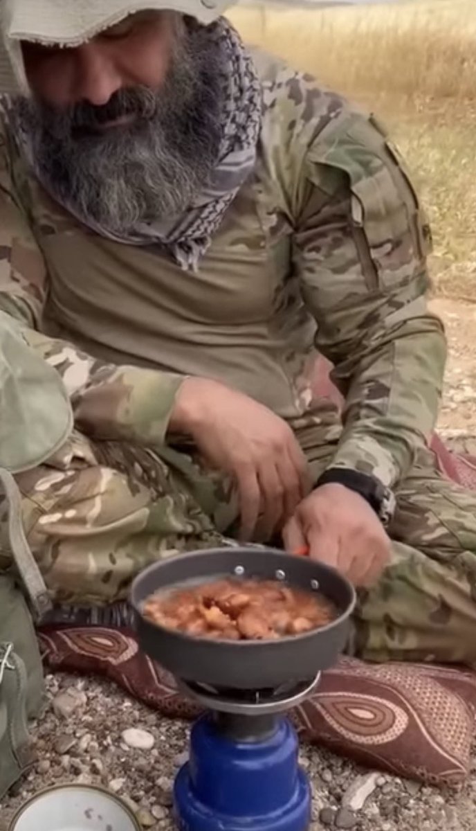 Omar_Madaniah's tweet image. ابو عزرائيل في بداية الحرب ذهب الى جنوب لبنان و اكل كمية كبيرة من الفول وامتلئ بطنه بالغازات ومن صم عاد الى العراق ليواصل التشبيح على اهل السنه العزل