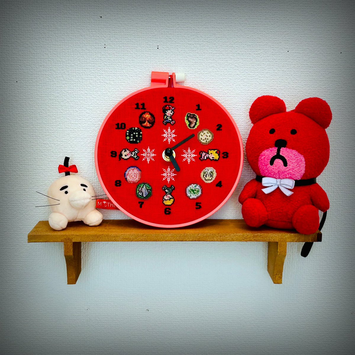 funa_embroidery's tweet photo. #MOTHER2
クロスステッチ時計🕰️無事完成できました〜！！！
おまえのばしょを旅してるイメージで作りました🦶👣⛲️☔️🪨☁️🕳️🌋

今日のライブも楽しみですね！

リネン28ct  59色
#クロスステッチ
#earthbound https://t.co/bJ4YE5zM9T