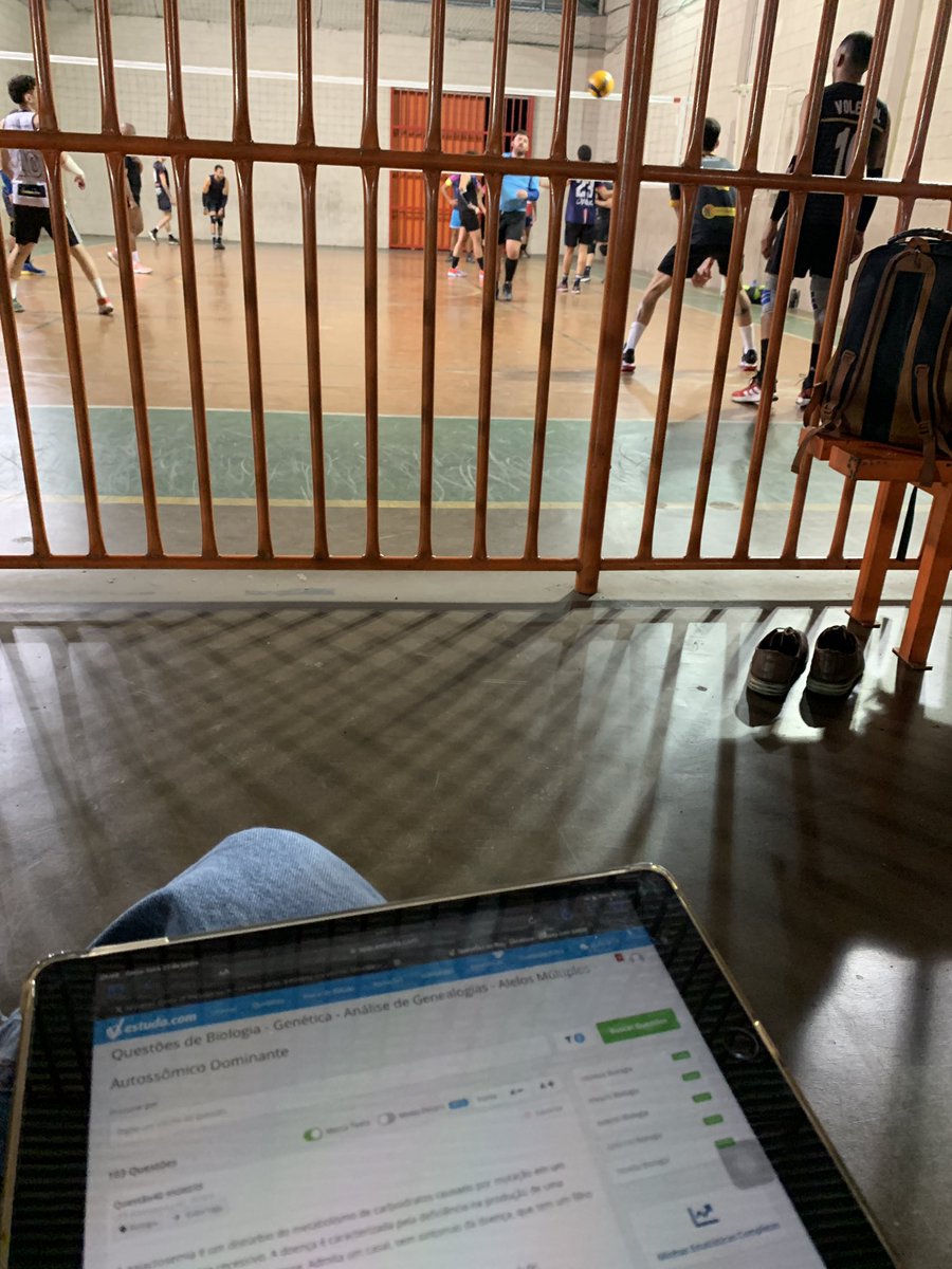 medstudywolf's tweet image. Fazendo questões de genética enquanto meu amor joga 🫶