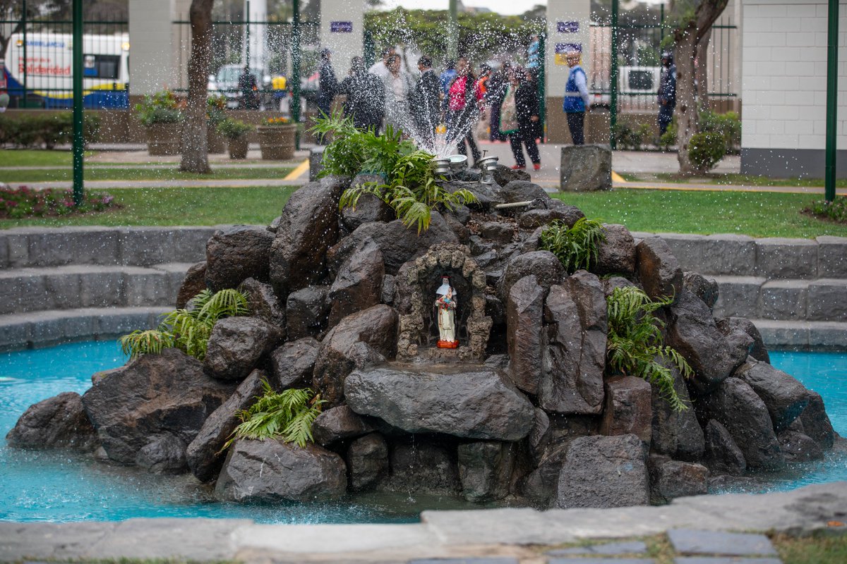 MuniLima's tweet photo. El gran acto público estuvo acompañado por Luis Castañeda Pardo y Carmen Castañeda Lossio, hijo y hermana del gran líder. Junto a la implementación de la escultura también se renovó y recuperó la infraestructura del parque, la cual luce ahora una propuesta paisajística. https://t.co/j1Qsi052IQ