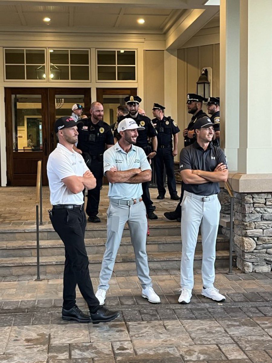 Proof that pro golfers and cops can coincide. The Louisville Police Department needs to take notes.