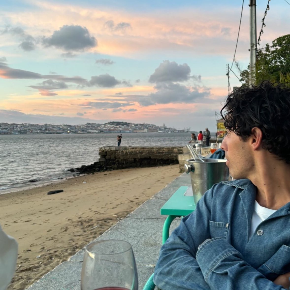 heyitsjobros's tweet photo. pov: you’re on a date with joe jonas https://t.co/usMmyYEAzO