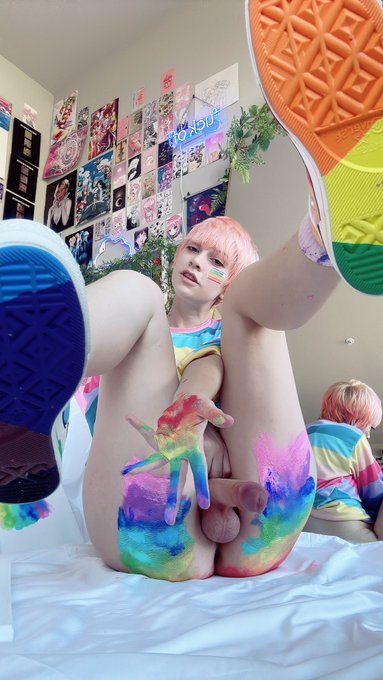 Happy Pride 🏳️&zwj;🌈 Here&rsquo;s a FREE photoset :3 https://t.co/zjCy2SamO2 https://t.co/GwMaPWiUhH