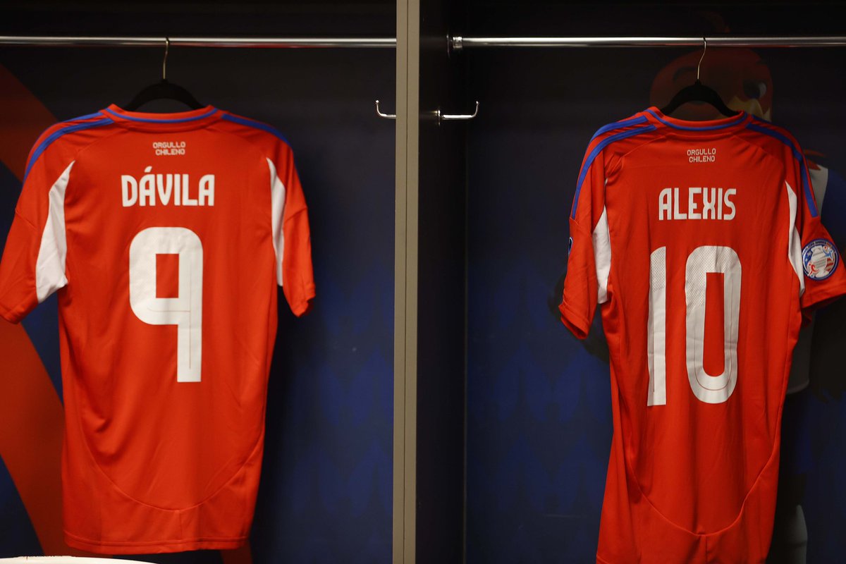 LaRoja's tweet photo. ✔️ Listo el camarín de #LaRoja 🇨🇱 para el debut 🔝🙌

#SomosLaRoja https://t.co/OiqucCmvMH